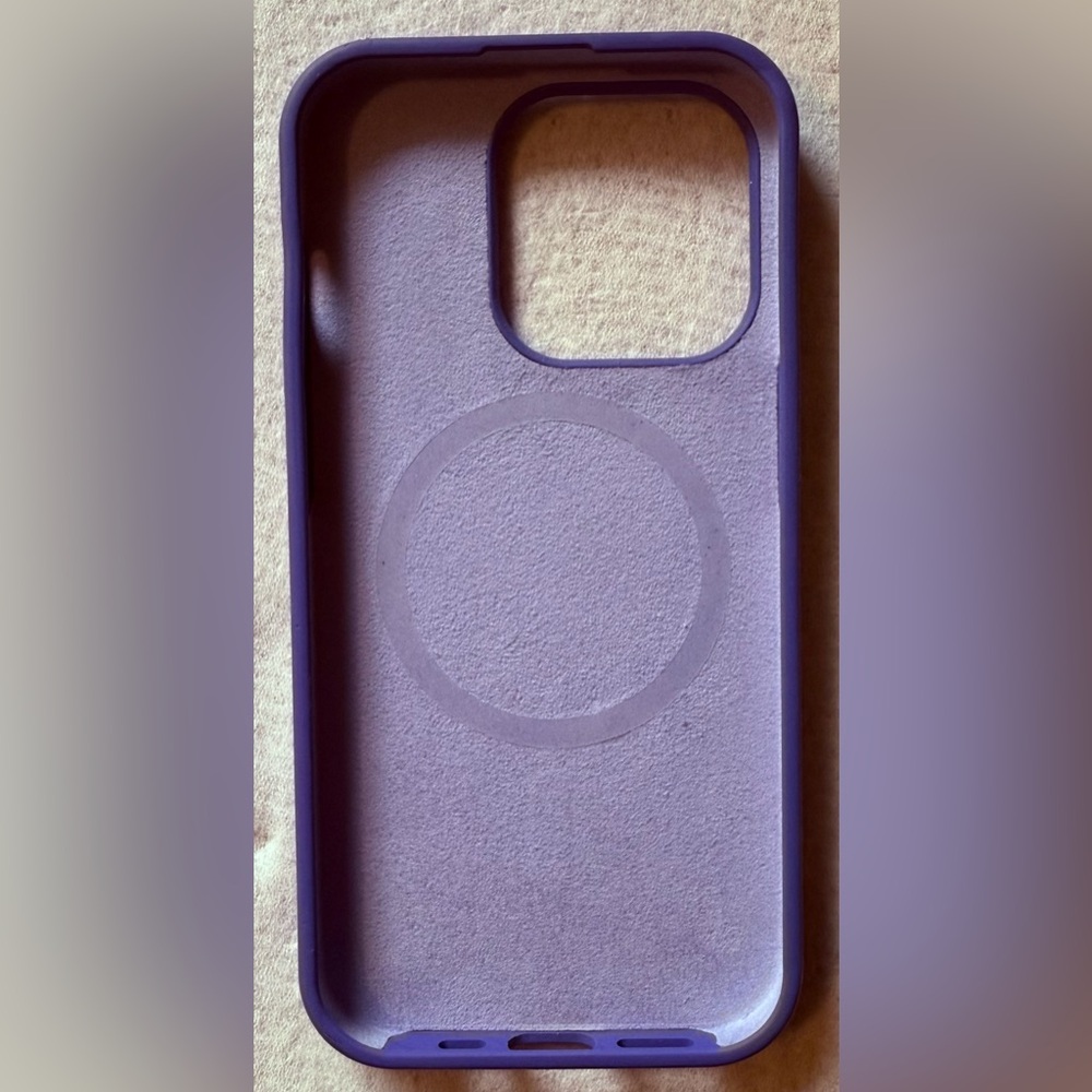 iPhone 14 Pro case + screen protector - Picture 2 of 4